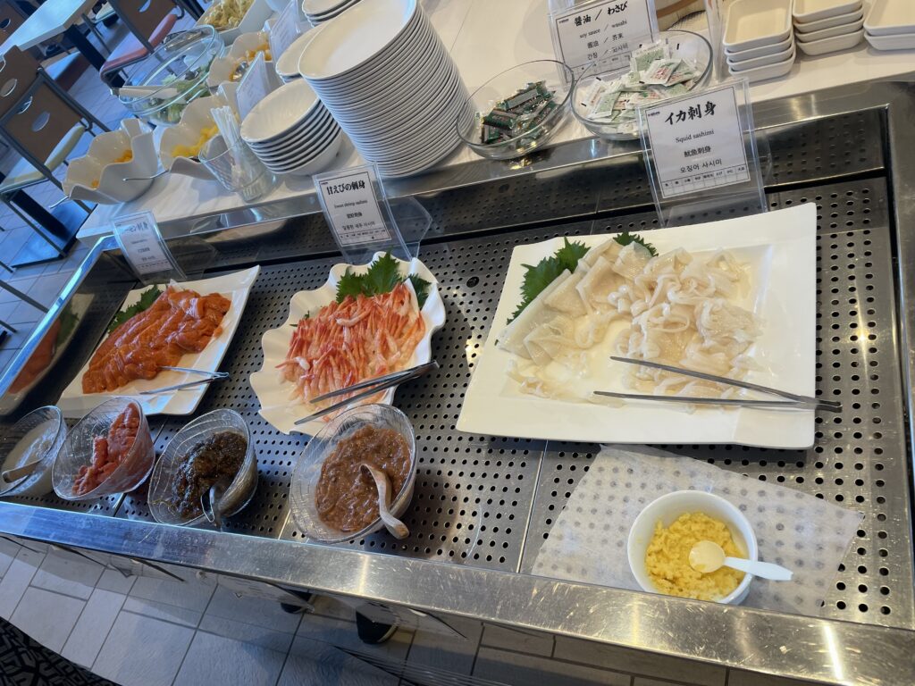 お刺身コーナー(イカ、甘エビ、サーモン、塩辛、松前漬け、たらこ、とろろ)