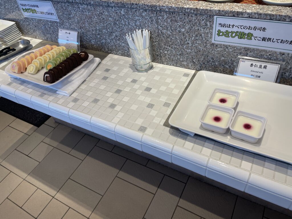 デザートコーナー(ロールケーキ4種と杏仁豆腐)