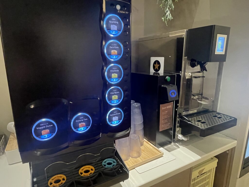 ラウンジのドリンク、有料でビールもあり！